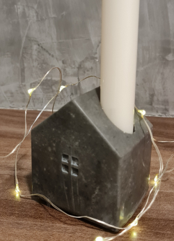 Beton gyertyatartó-házikó-gyertyával